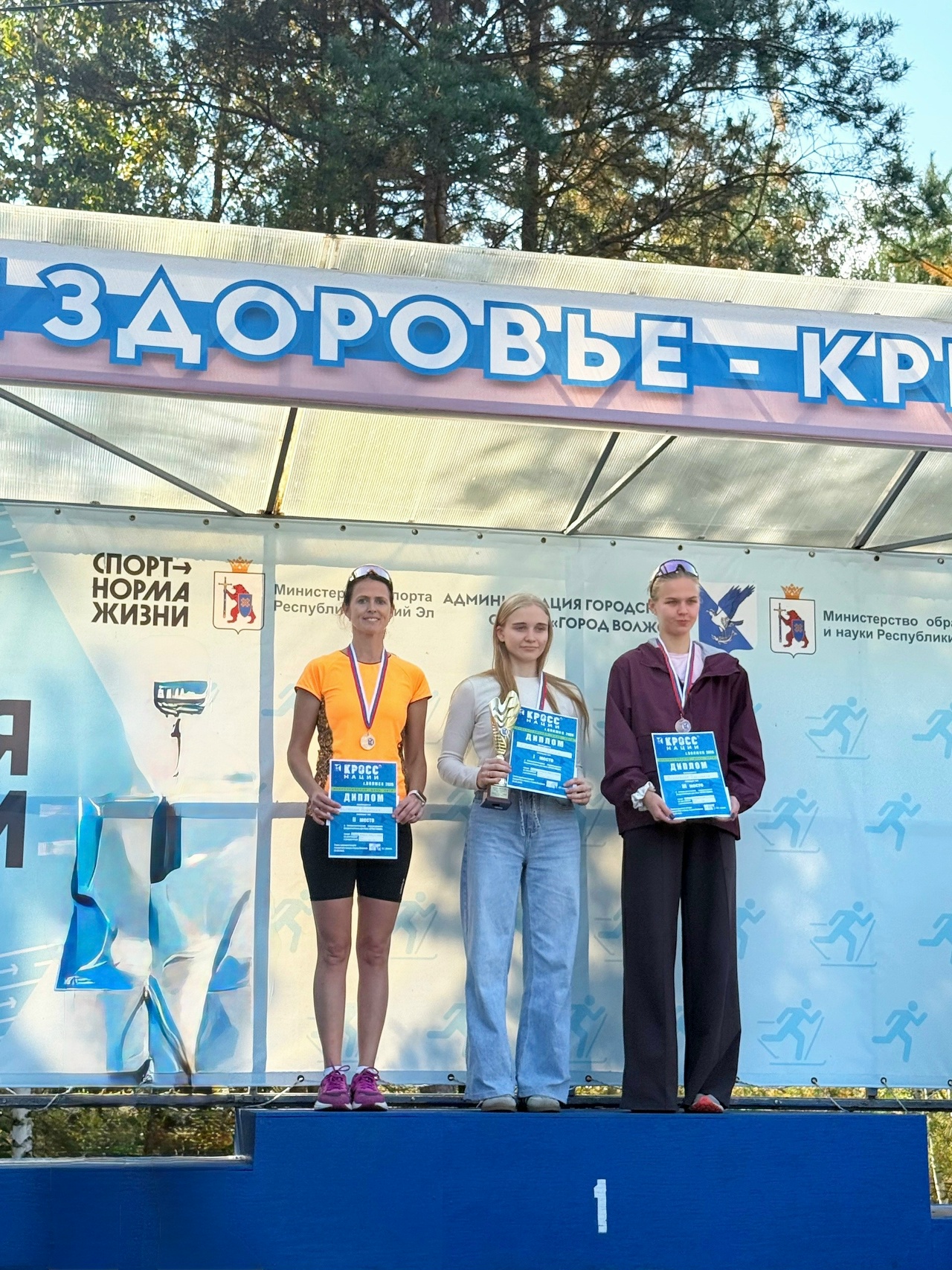 Наши спортсменки после забега